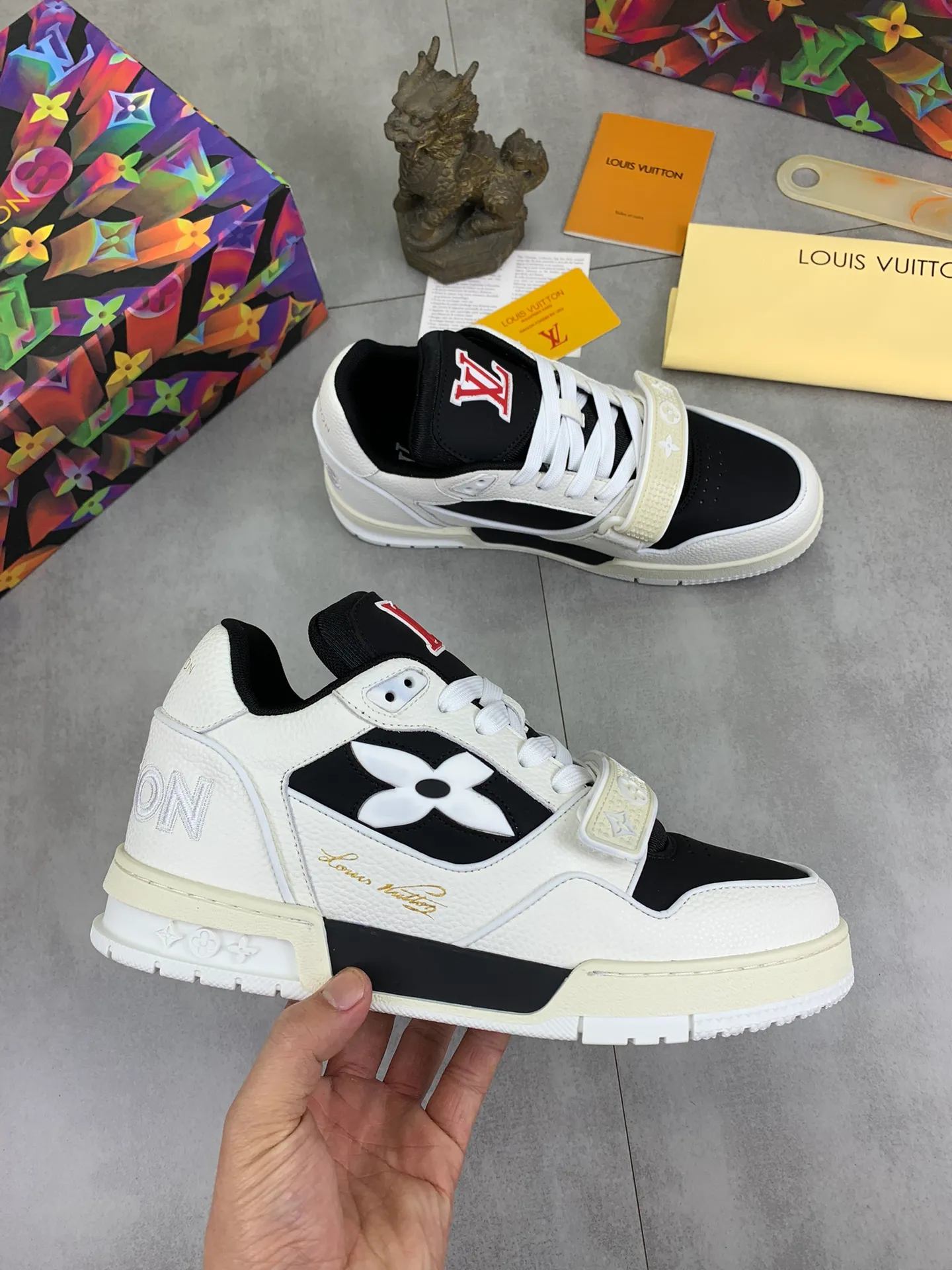 Men's shoes 💰P580 New style 💰💎💎Latest color High version 2025Louis*Vuitto* LV Traine Catwalk TRAINER outsole and fabric private model A shoe that definitely costs a lot of money and effort. This series was designed after the arrival of Vifgil. It is favored by many fans every season. Original TPU outsole Original packaging Men's size: 38-45 (46 can be customized) Color: 3️⃣ colors available (available from stock, super fast delivery)